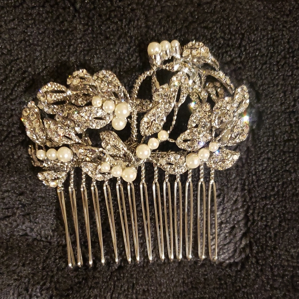 Elegant Silver and Pearl Hair Comb